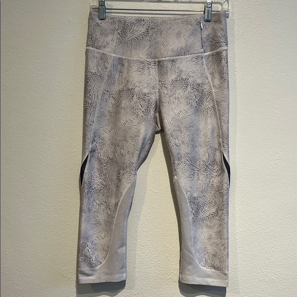 Calia by Carrie Underwood Gray White Patterned Cropped Leggings with zipper